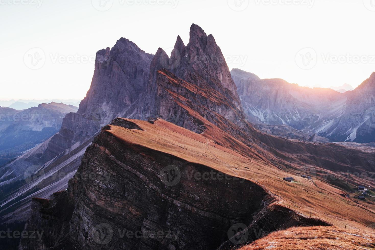 nas dolomitas seceda, na itália. momento de tirar o fôlego do pôr do sol noturno foto