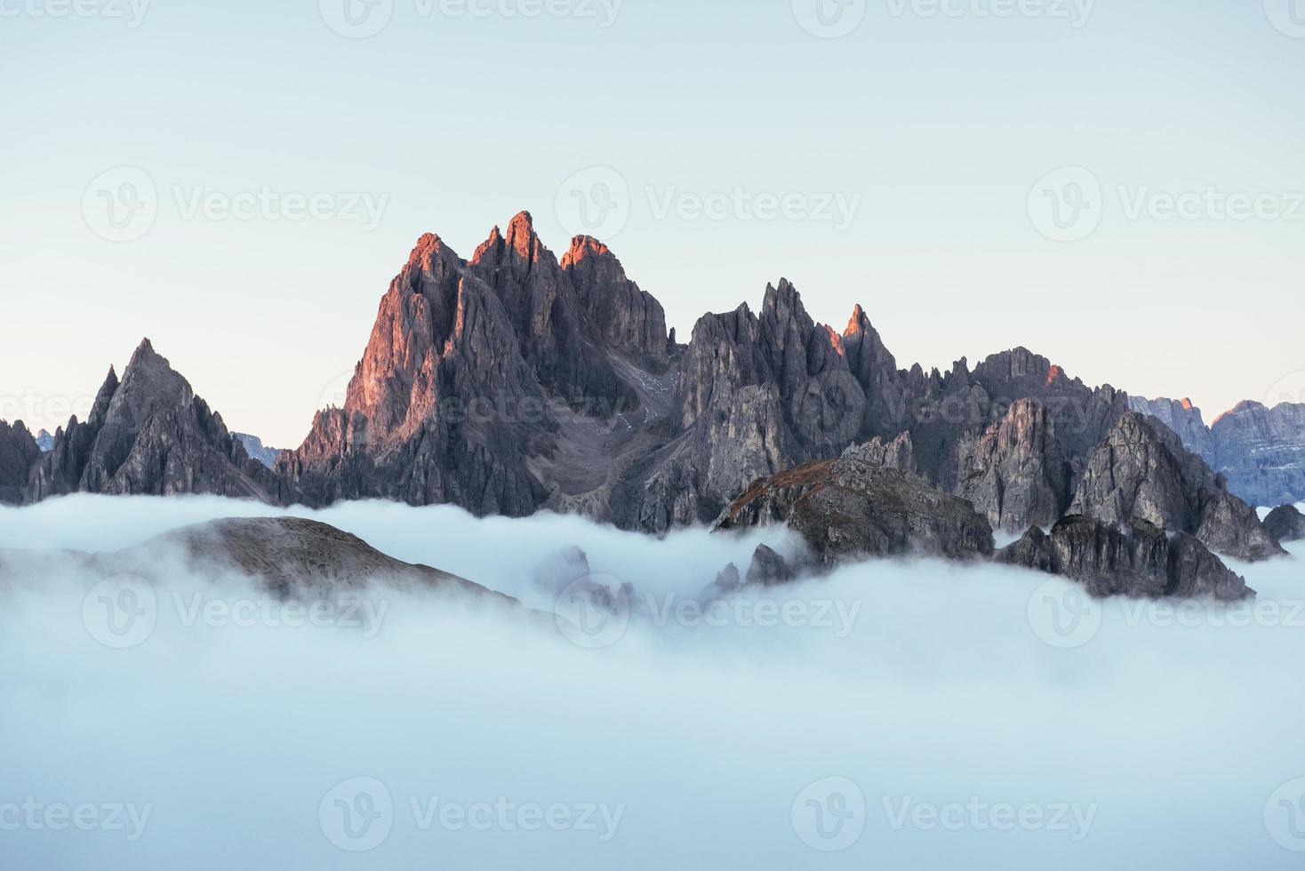 parece um céu. os picos das montanhas sufocam por causa de uma névoa densa. fotos inacreditáveis tiradas