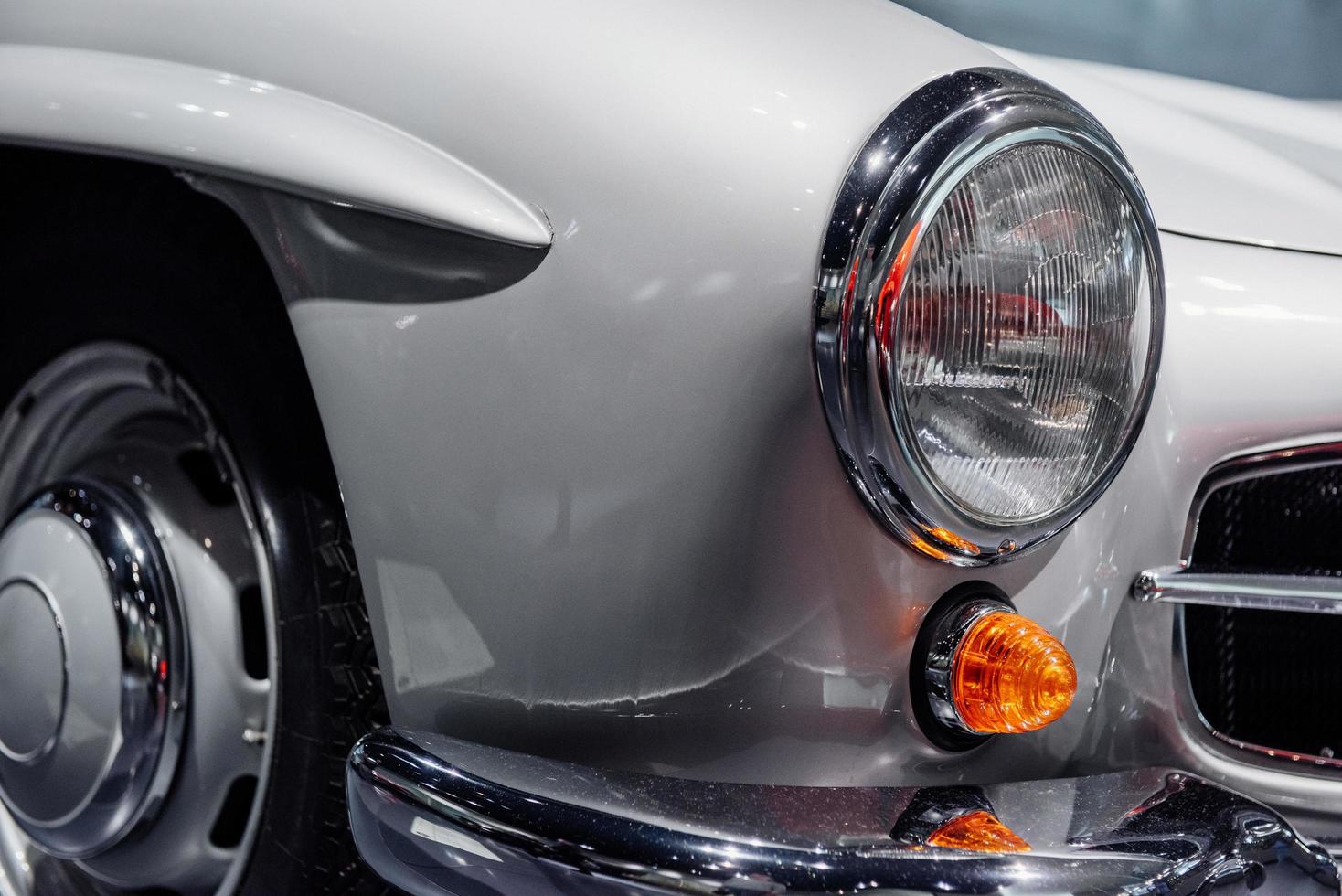 automóvel vintage vermelho em uma feira automóvel. vista de perto nos faróis foto