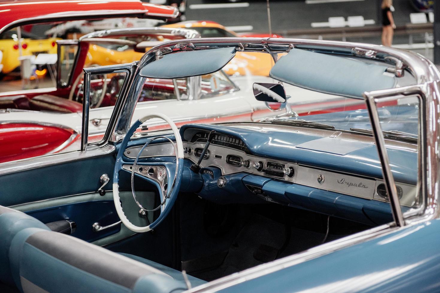 sinsheim, alemanha - 16 de outubro de 2018 museu technik. olhando de perto o carro retro azul com design vintage foto