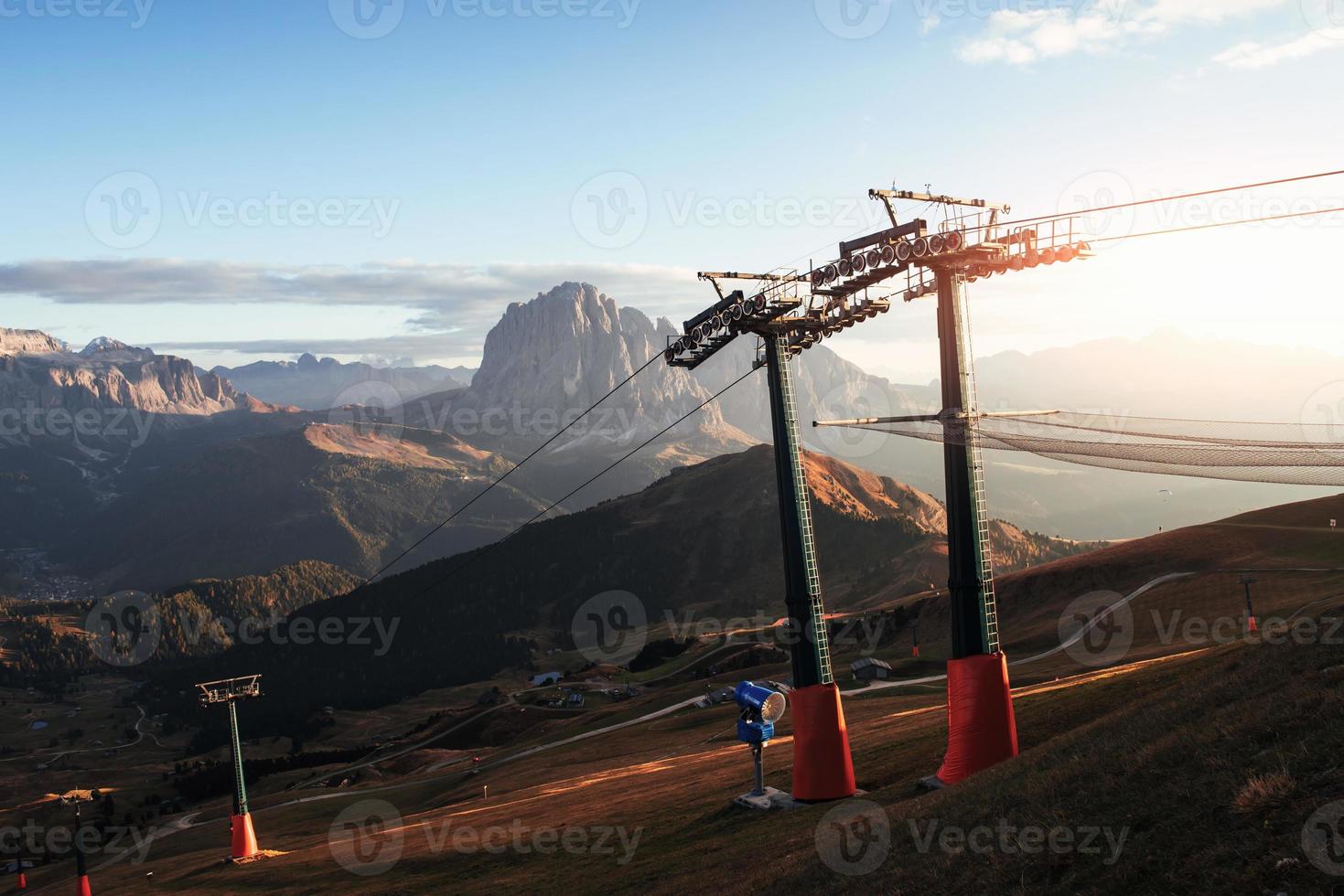 bela colina. teleférico localizado nas colinas em dolomitas de seceda foto