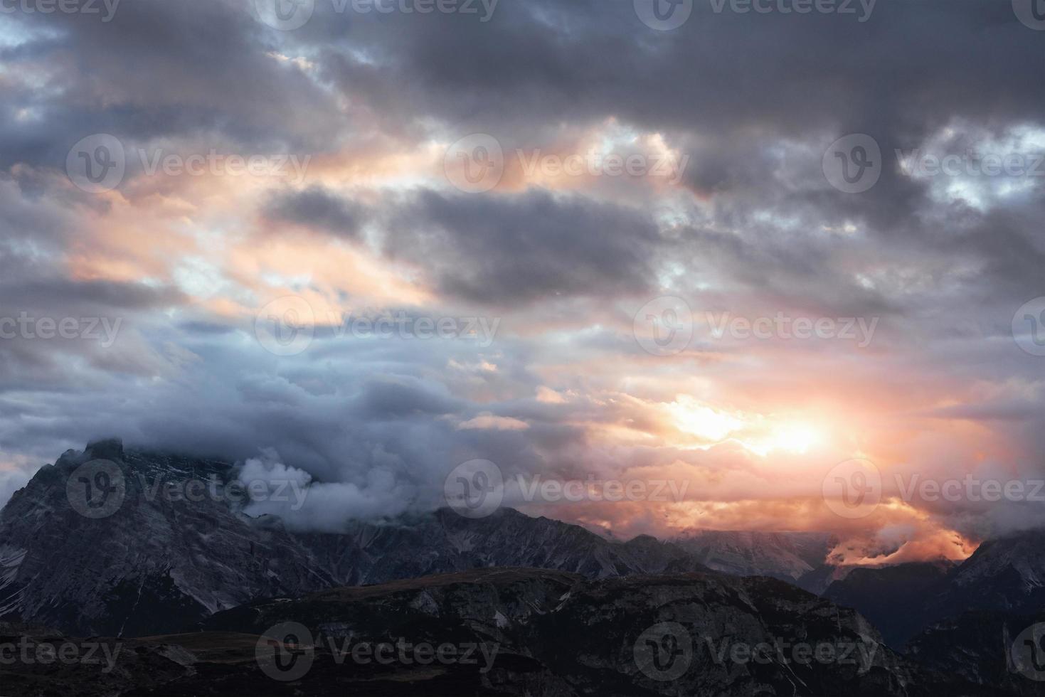 alcançando o céu. A incrível visão ampla das luzes do pôr do sol iluminam as nuvens e cria uma paisagem amarela foto