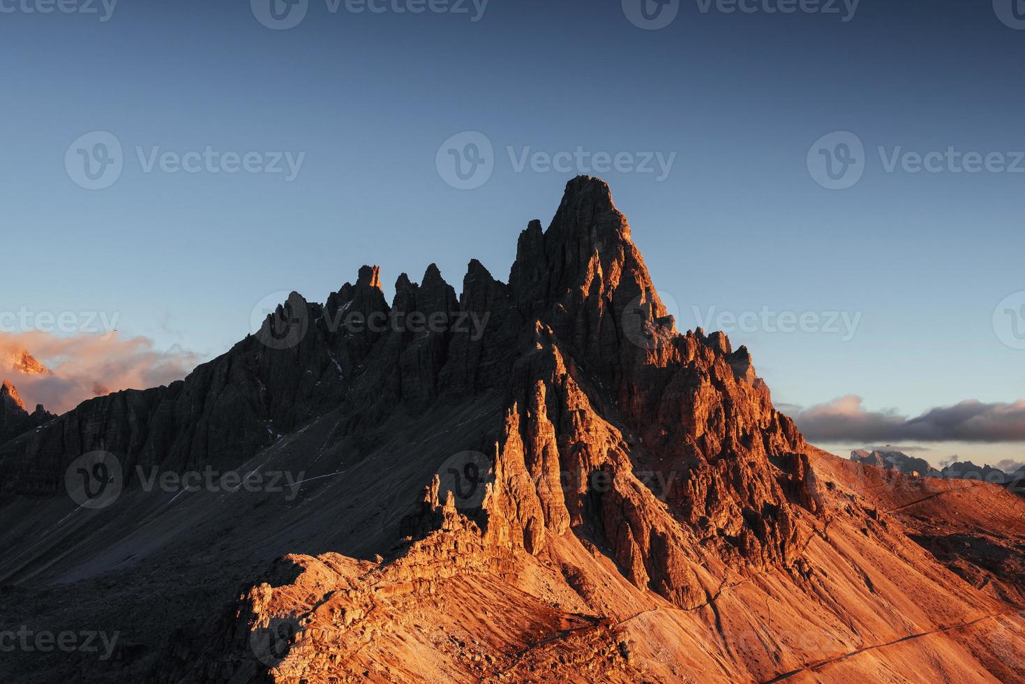 foto da grande montanha de dolomita de paternkofel na hora do pôr do sol