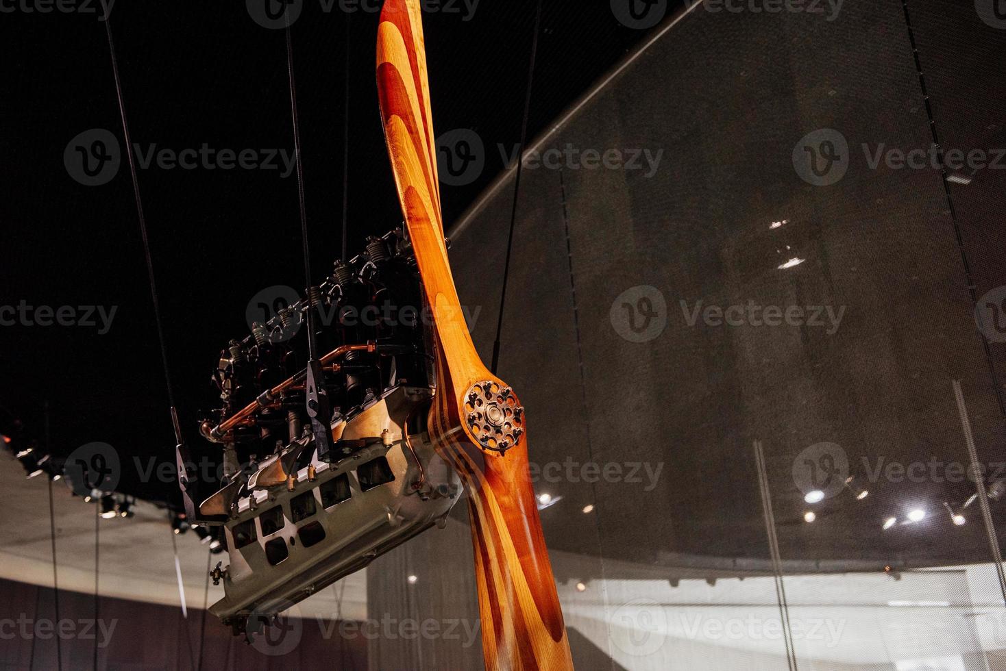 motor de hélice de madeira marrom e branco pendurado em cordas foto