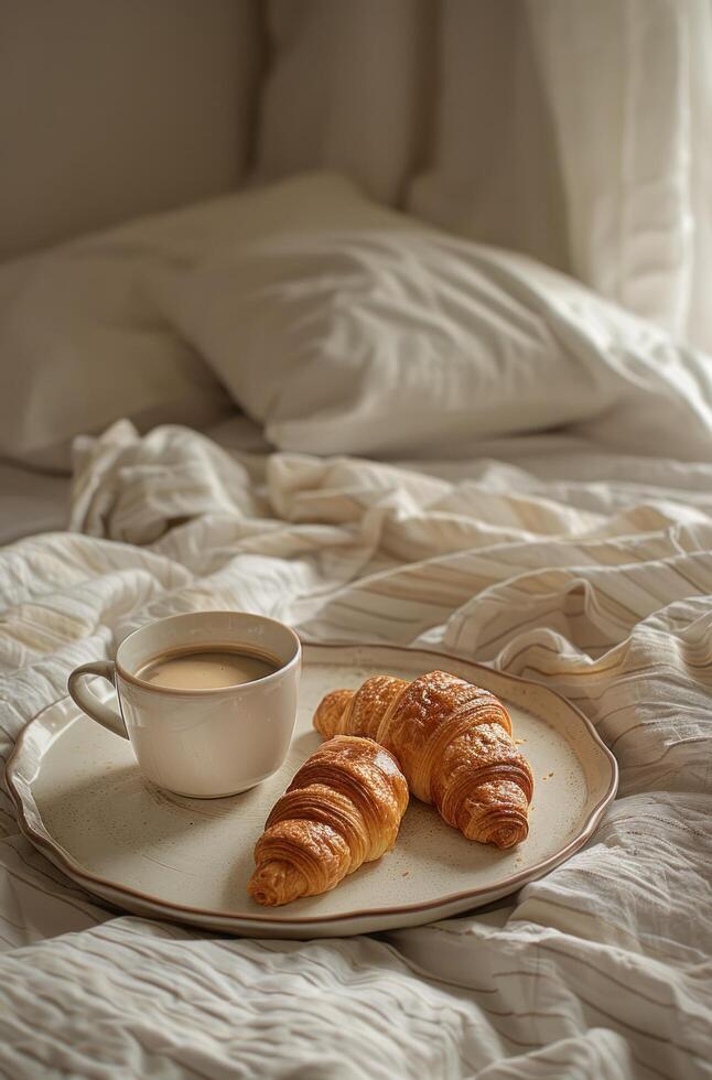 ai gerado café da manhã croissant e café em bandeja sobre cama foto