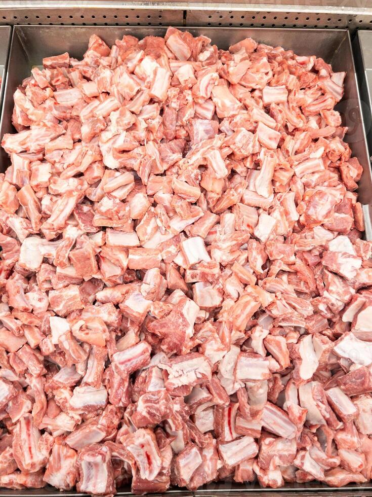 a carne de porco poupar corte de costela dentro a metal bandeja. foto
