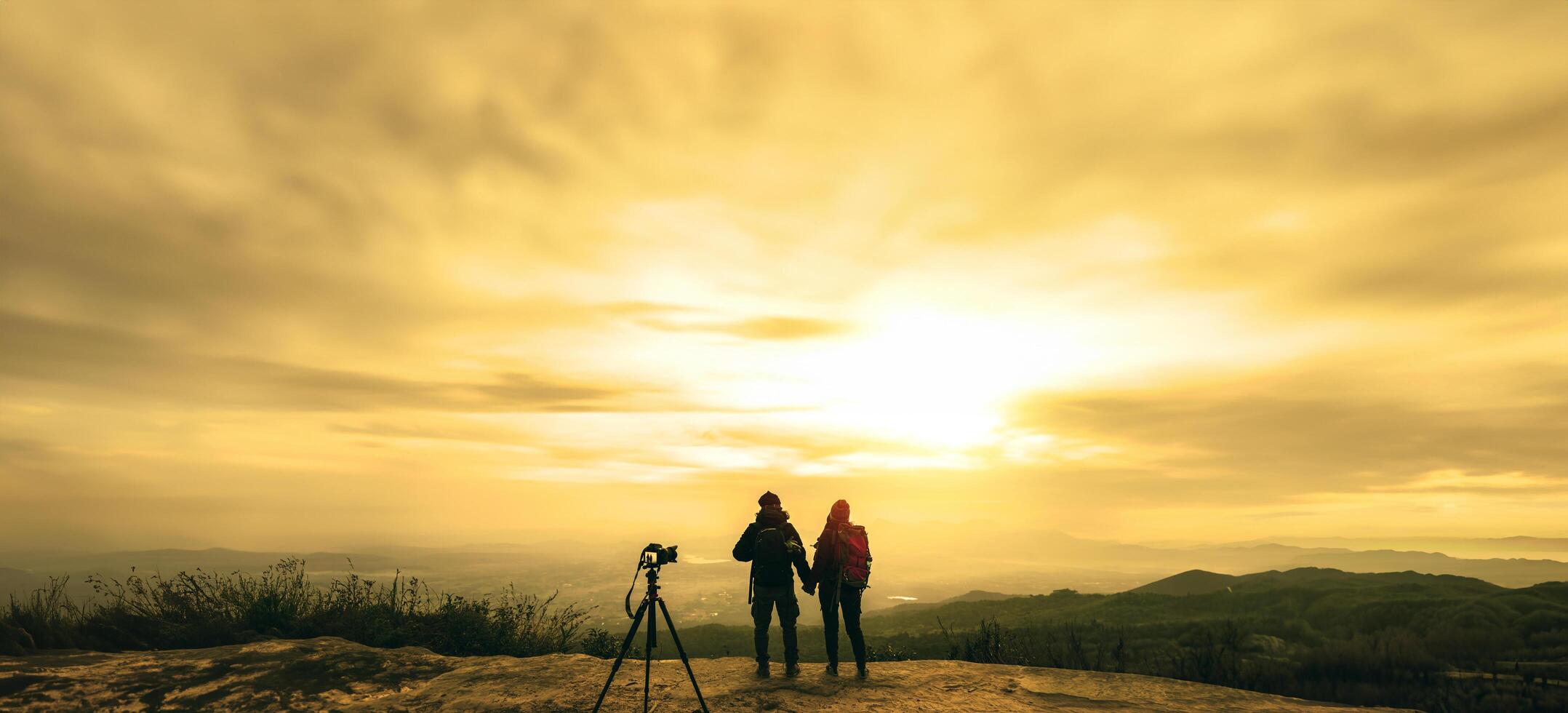 Amantes do fotógrafo, mulheres e homens asiáticos, viajam e relaxam no feriado. fotografar paisagens montanhosas atmosfera pela manhã. no inverno. Na Tailândia foto