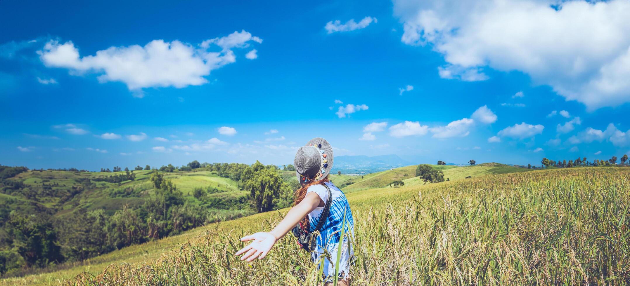 mulheres asiáticas viajam relaxam no feriado. ficar campo de montanha de toque natural. Tailândia foto