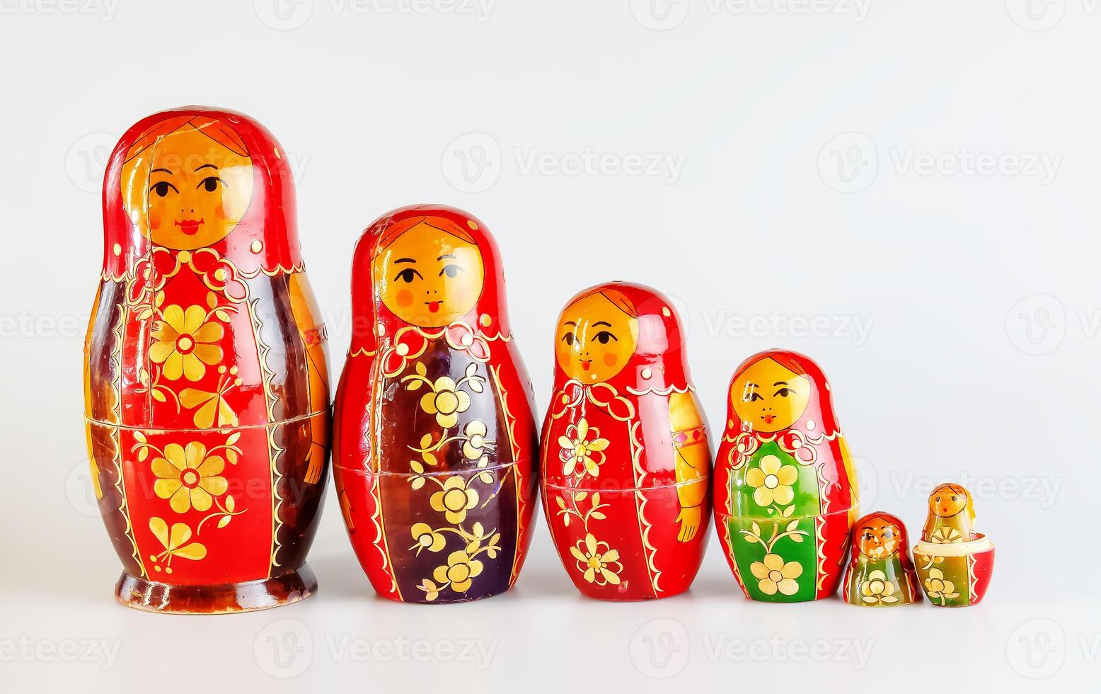 matryoshka, uma russo de madeira boneca em uma branco fundo foto