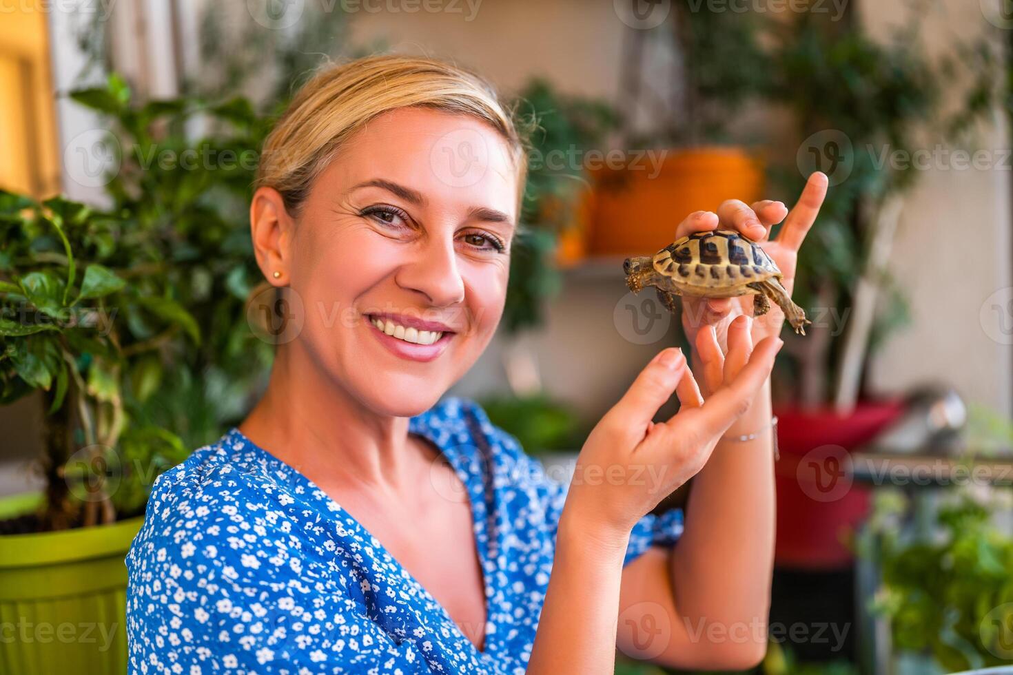 feliz mulher é segurando dela pequeno animal tartaruga dentro mão foto