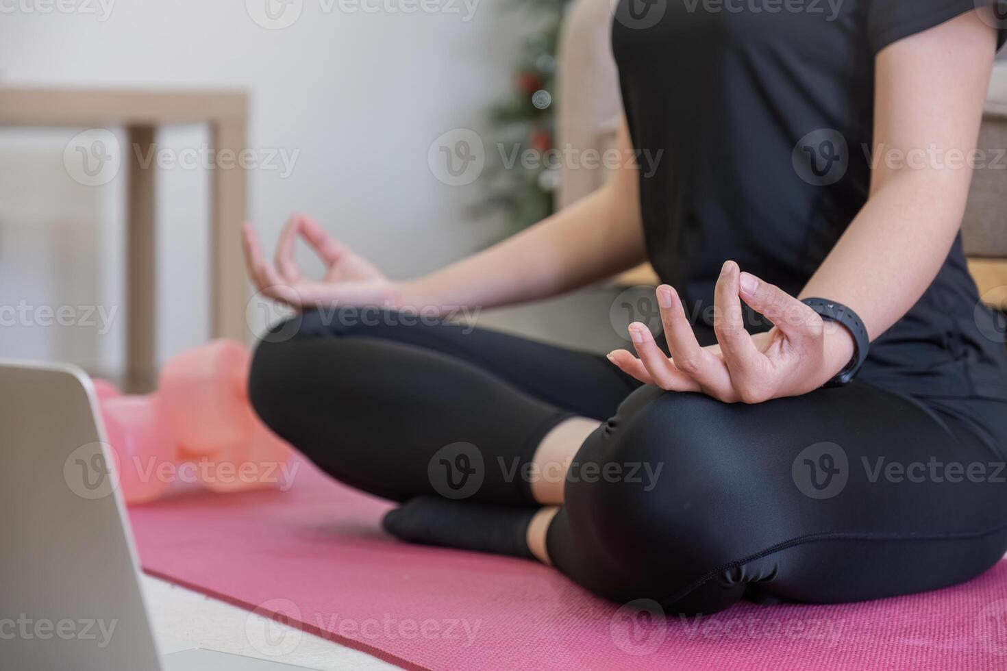 jovem ásia desportivo ginástica mulher treinador Faz prática vídeo conectados Treinamento ioga computador portátil dentro vivo quarto às casa foto