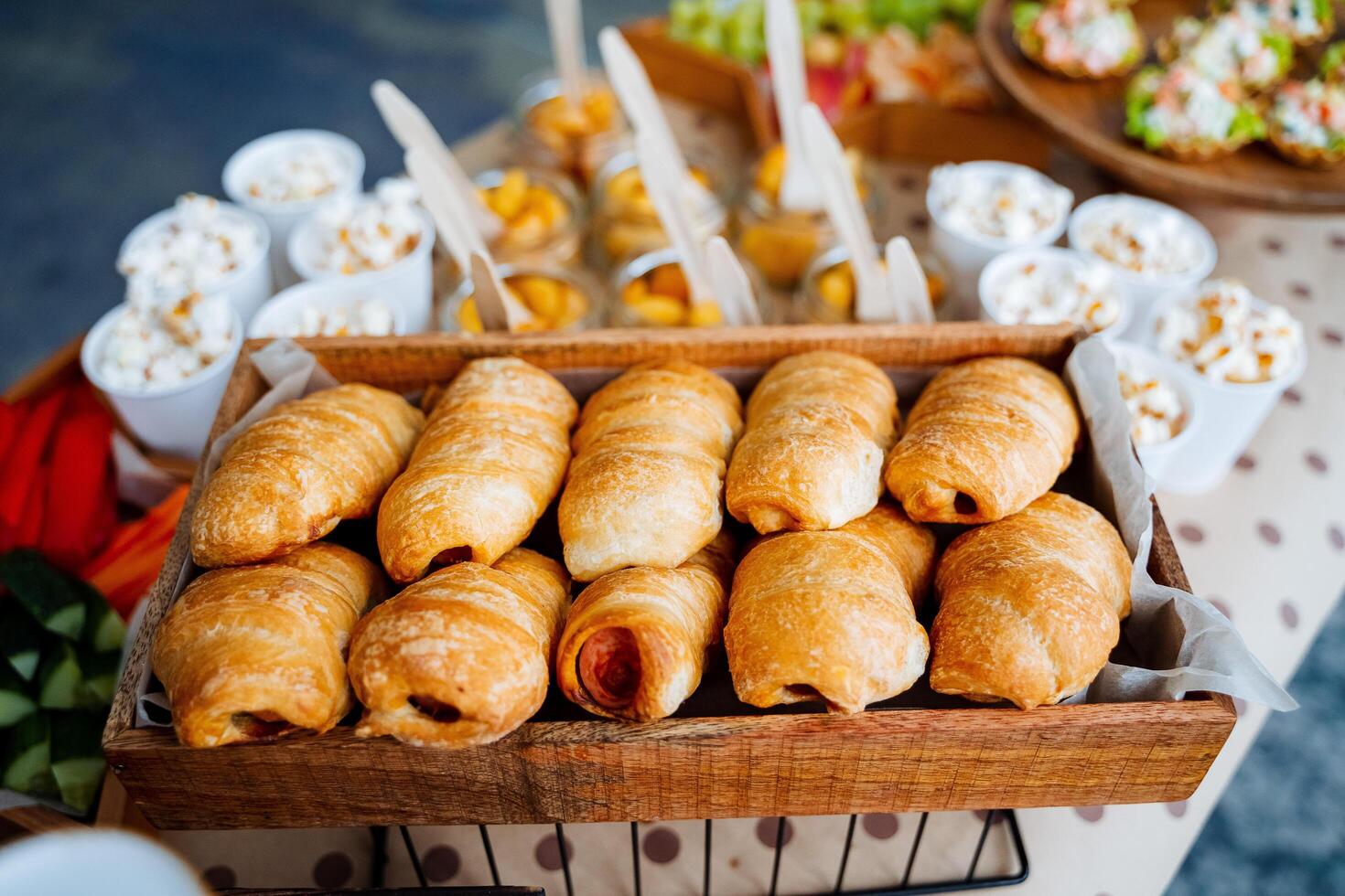 fresco pastelaria dentro uma café fazer compras. linguiça dentro massa crocantes pão com enchimento. saudável lanches recentemente cozido croissants dentro uma de madeira cesta. docinho e crocantes sobremesas foto