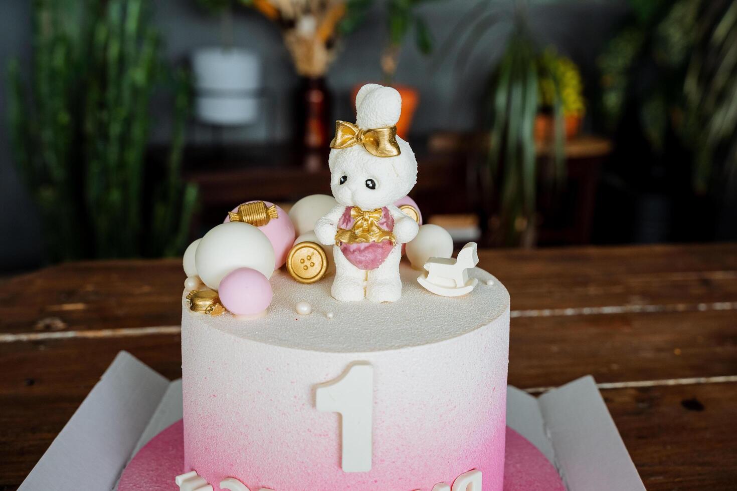 crianças aniversário bolo 1 ano, doce branco chocolate tratar para crianças, Coelho biscoitos, doce delicioso bolo. foto