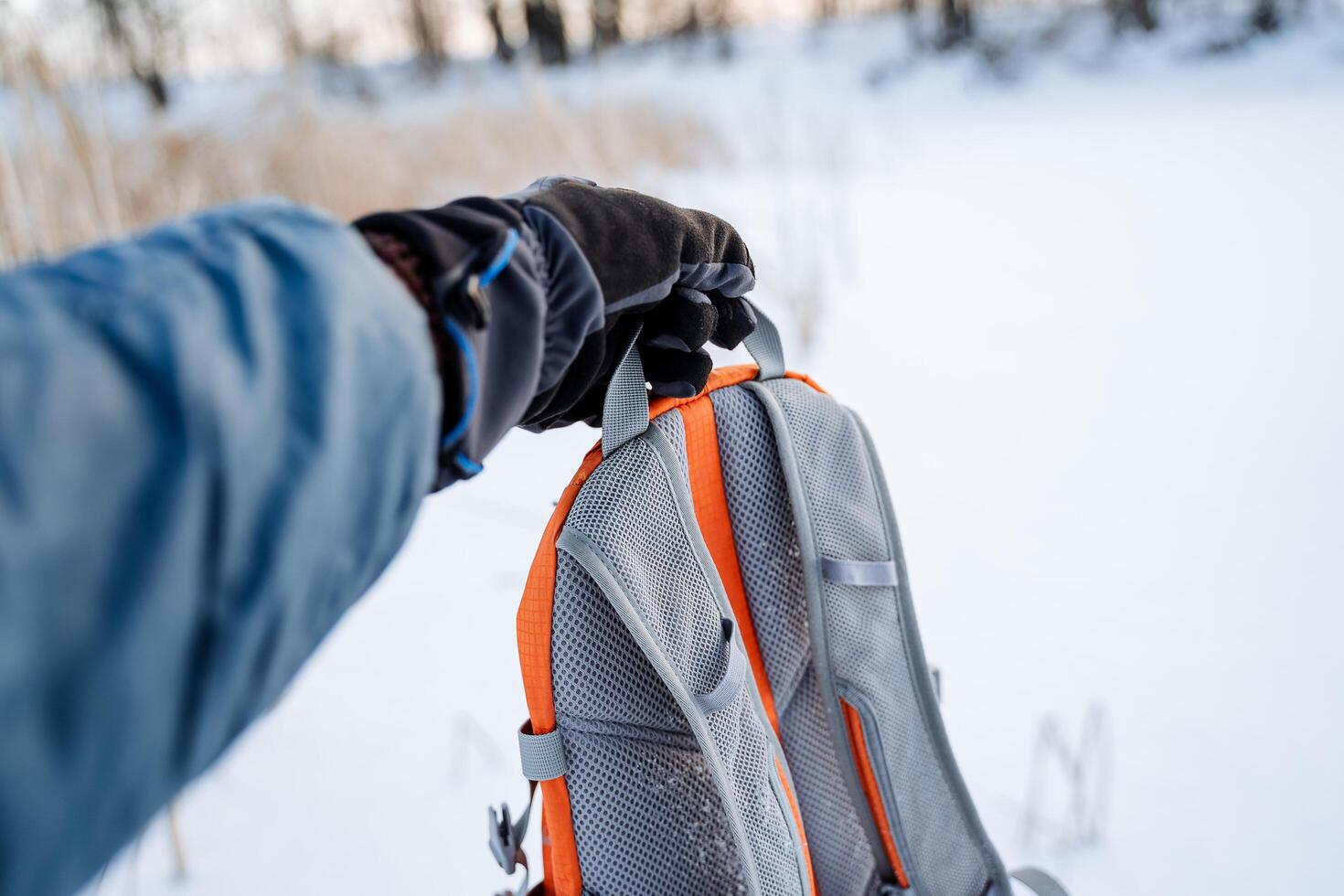 a mão detém a alça do a mochila. a turista tomou uma saco dentro dele mão. foto