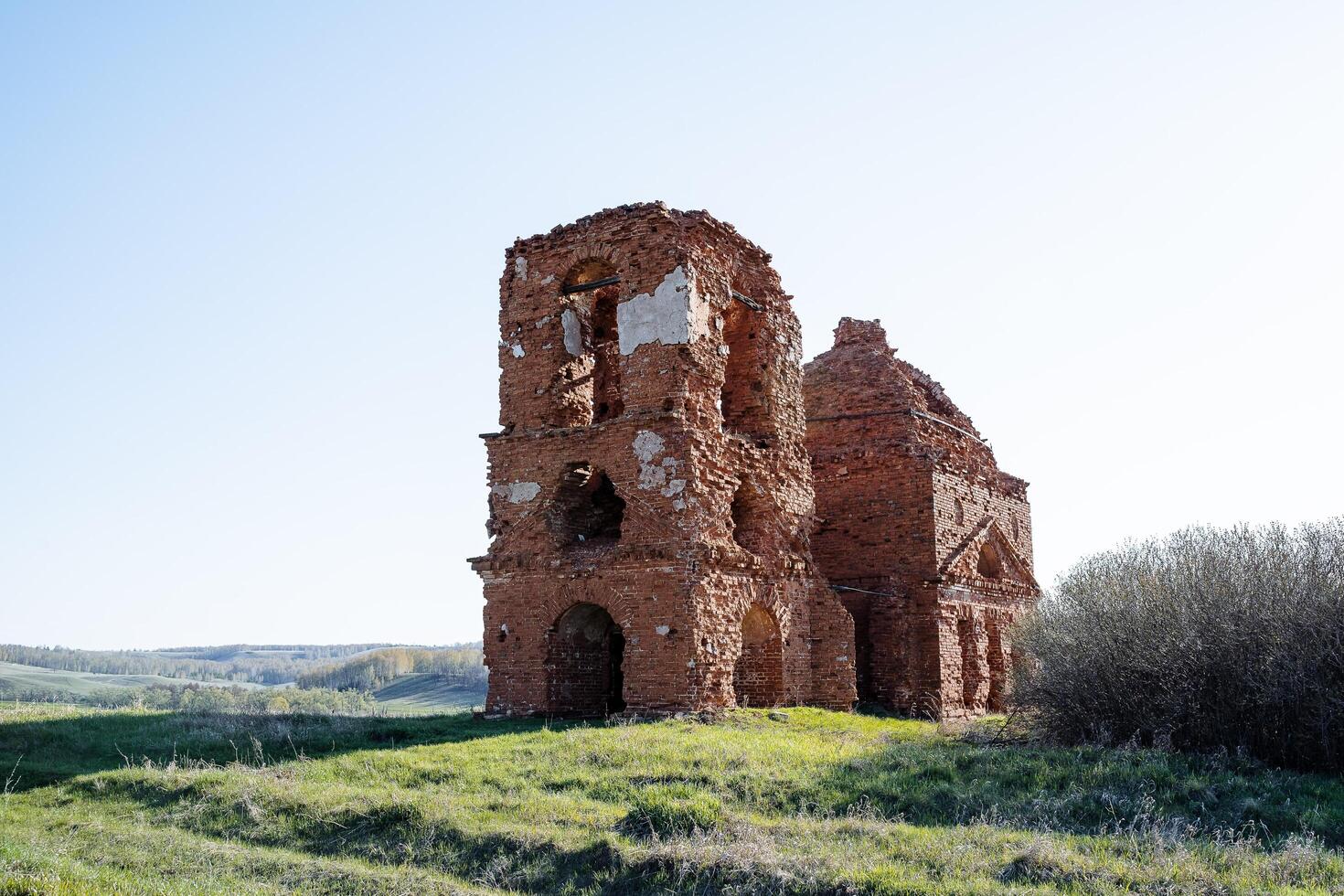 a velho Igreja é cristão, a ruínas do a ortodoxo Igreja ficar de pé dentro a esvaziar campo. uma arruinado vermelho tijolo prédio, Rússia é uma Lugar, colocar para adorar. foto