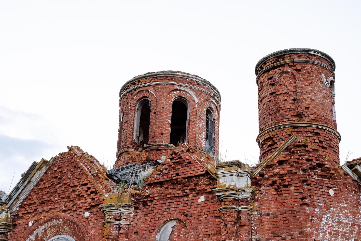 a vermelho tijolo torre é destruído de tempo, a velho prédio, a volta formas do a prédio, a antigo estrutura do a igreja, a alvenaria, foto
