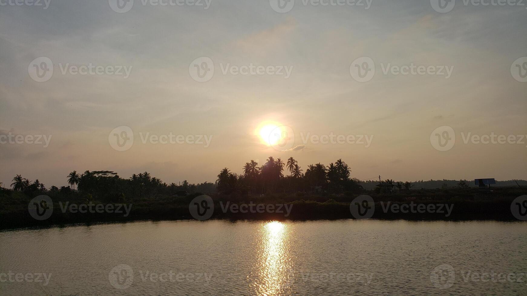 a pôr do sol pode estar visto dentro a tarde e você pode Vejo Está reflexão dentro a lagoa água, a luz é realmente muito lindo foto