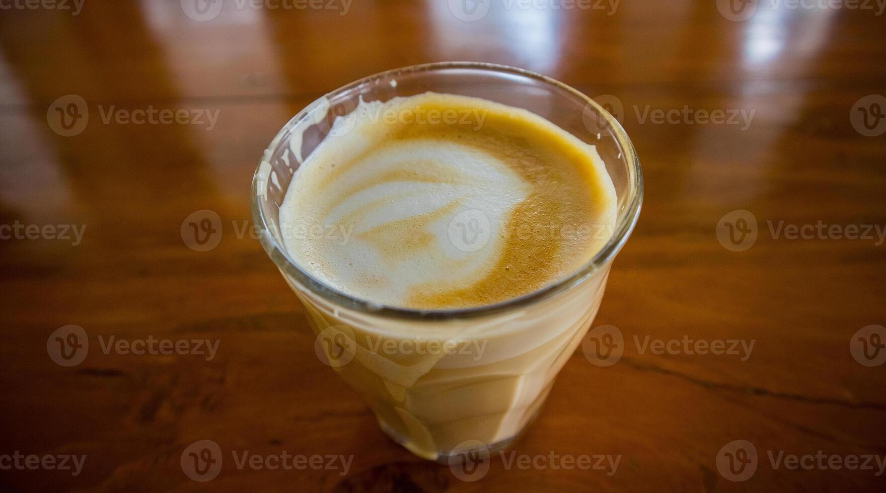 quente café com leite com café com leite arte dentro de madeira fundo foto