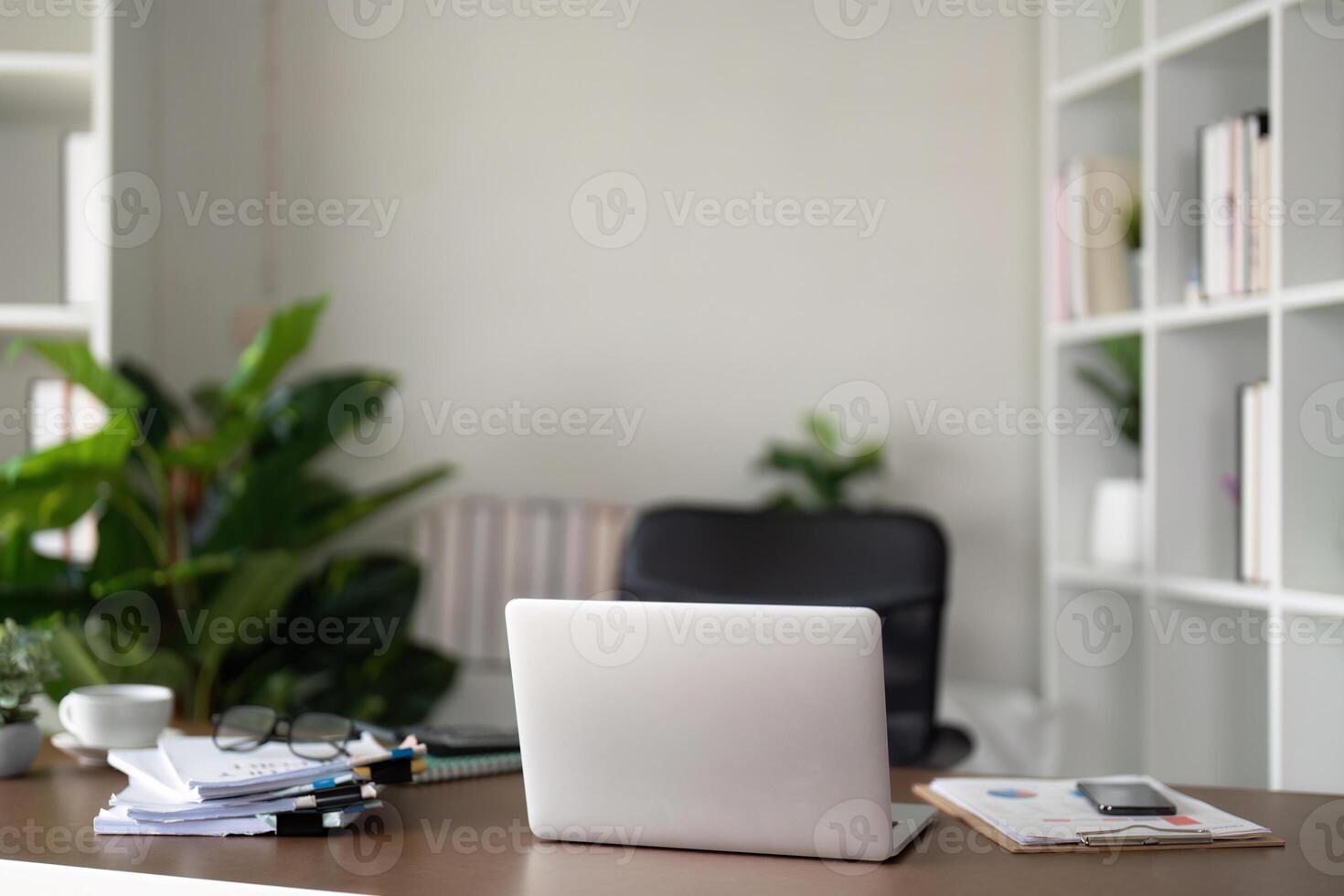 esvaziar local de trabalho com escrivaninha e plantar dentro escritório sala, cópia de espaço. trabalhos a partir de a atmosférico casa escritório cheio do verde plantar foto