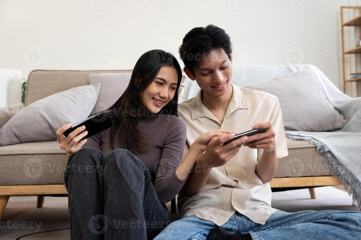 feliz casal ásia jovem mulheres feliz apreciar jogando Combine jogos conectados jogos feliz relaxar sorrir rir alegria Diversão vídeo jogos aplicativo. em sofá dentro vivo quarto às casa foto