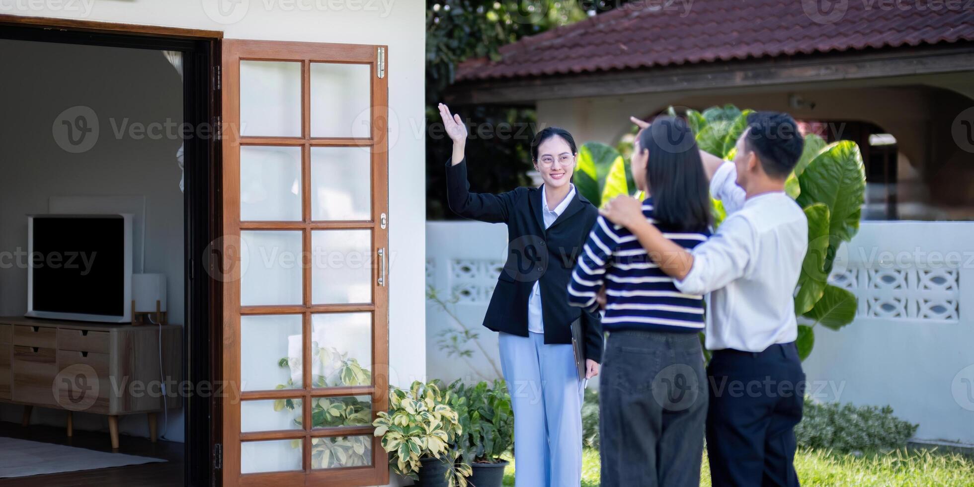 real Estado agente dando Comprar ou inquilino Tour sobre grande Novo casa. casal ou marido e esposa quem plano propriedade investimento olhando às casa foto