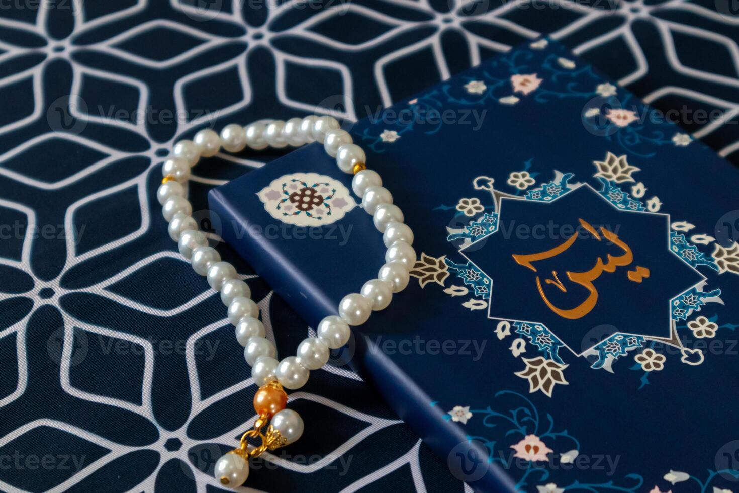 uma surata sim ou yasin livro e oração miçangas em uma oração esteira foto