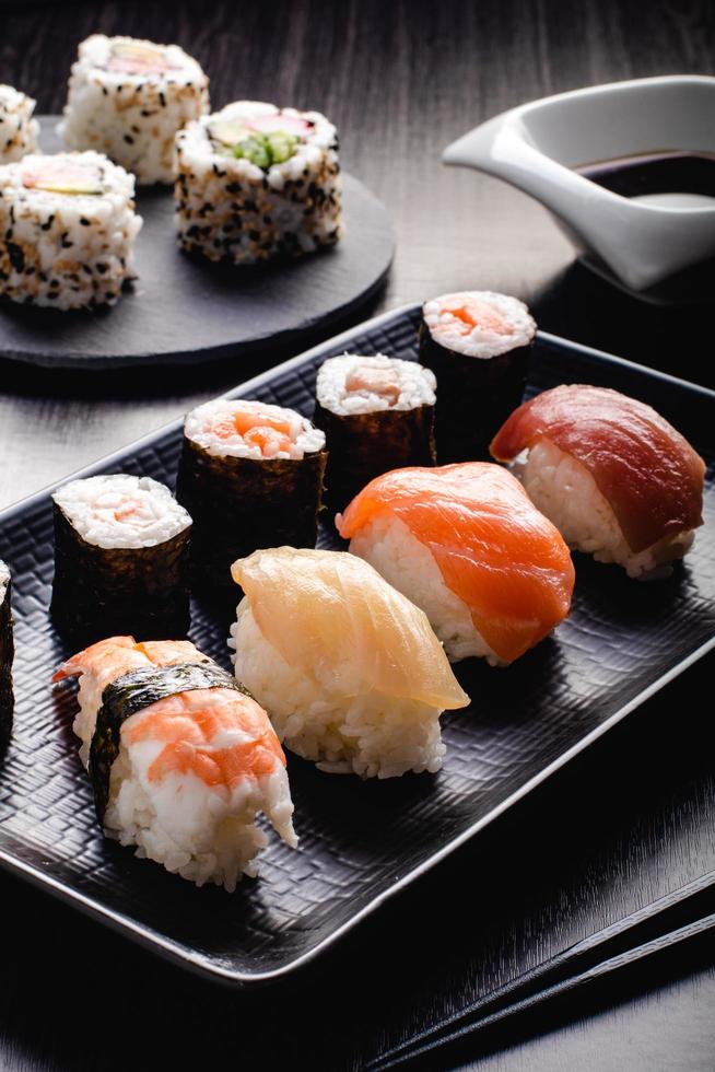 conjunto de sushi sashimi e rolinhos de sushi servidos foto