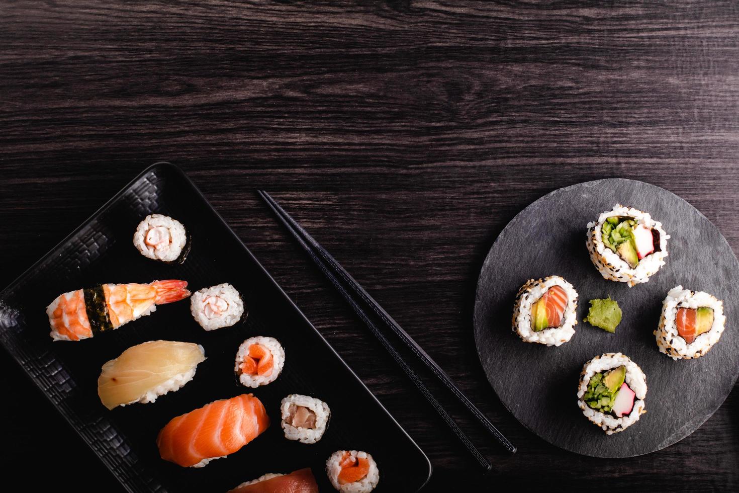 conjunto de sushi sashimi e rolinhos de sushi servidos foto