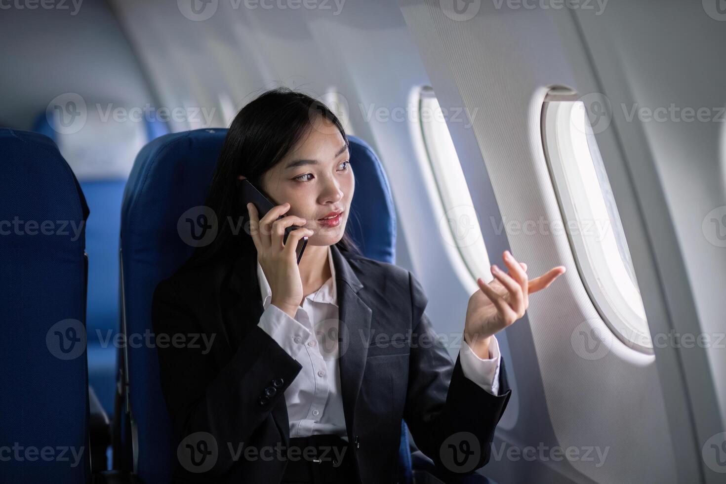 bem sucedido jovem ásia o negócio mulher senta dentro avião cabine avião e trabalhando a partir de em qualquer lugar. vôo às primeiro classe foto