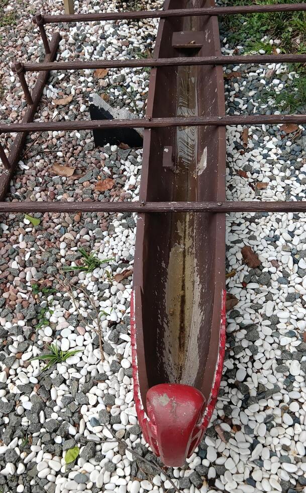 uma esculpido em vermelho miniatura de madeira barco foto