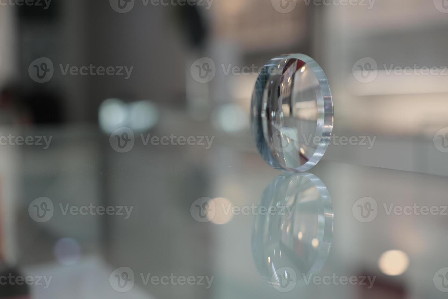 óculos lentes em a mesa dentro ótico, Óculos lentes foto