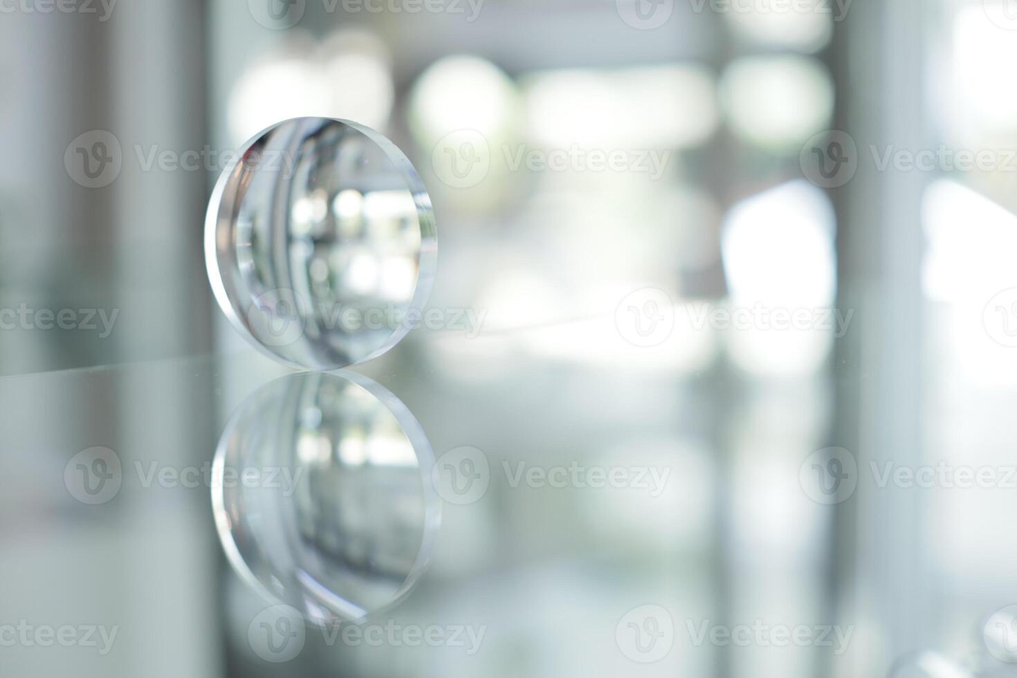 óculos lentes em a mesa dentro ótico, Óculos lentes foto