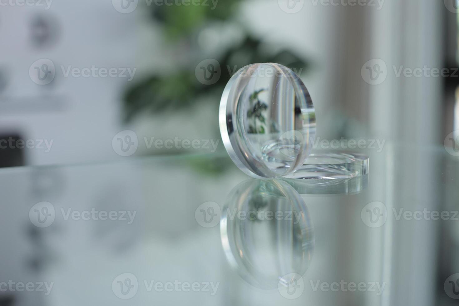 óculos lentes em a mesa dentro ótico, Óculos lentes foto