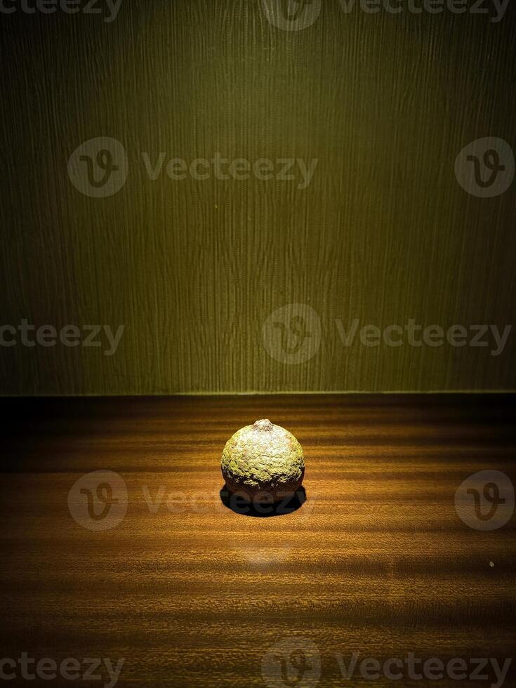 a objetos é exibido em a mesa com uma Holofote foto