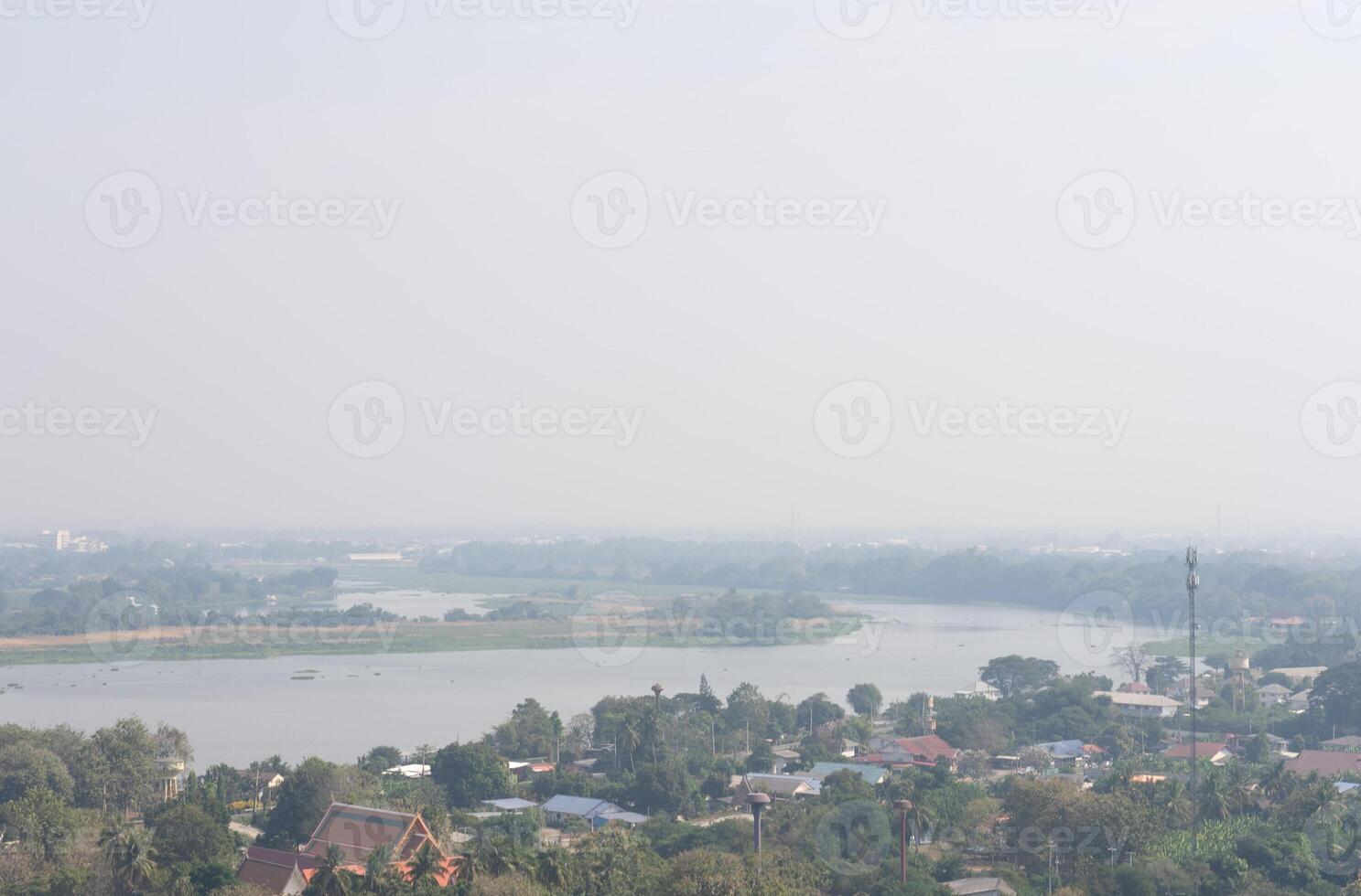 Visão do Vila e rio dentro rural área do Tailândia em enevoado dia Porque do pm2.5 ar poluição foto