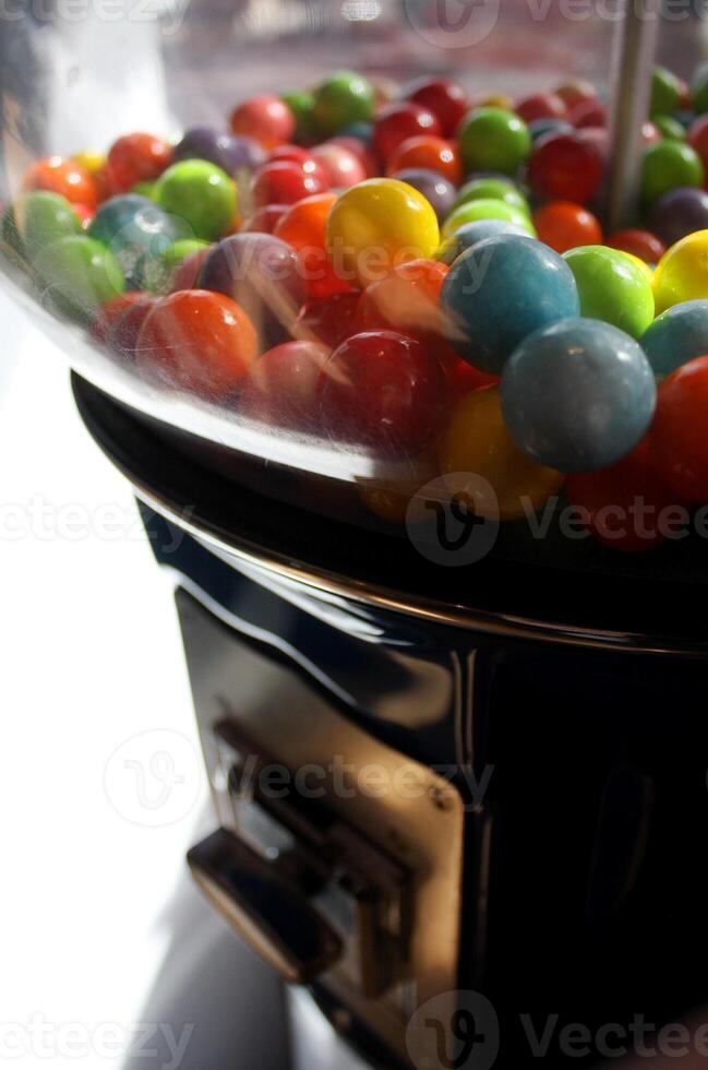 colorida fruta com sabor chicletes dentro uma retro bola de chiclete máquina foto