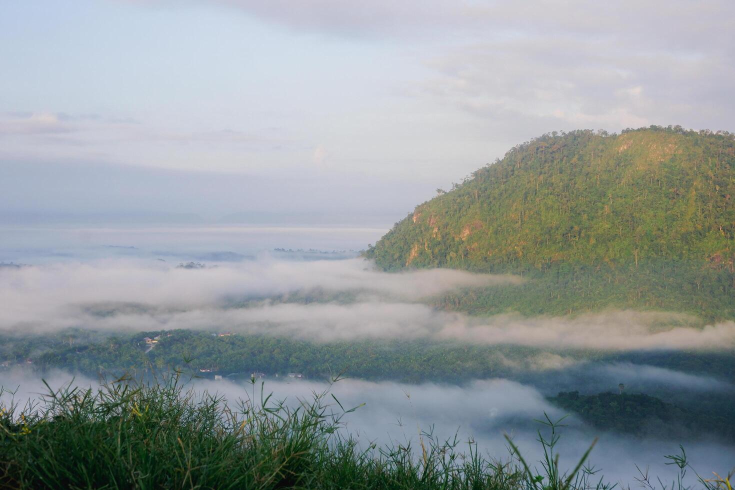 natural Visão do montanhas coberto com orvalho montar boga localizado dentro leste Kalimantan foto