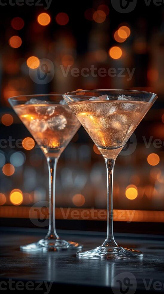 ai gerado 2 vidro do martini com gelo em Barra contador, temperamental Sombrio fundo foto