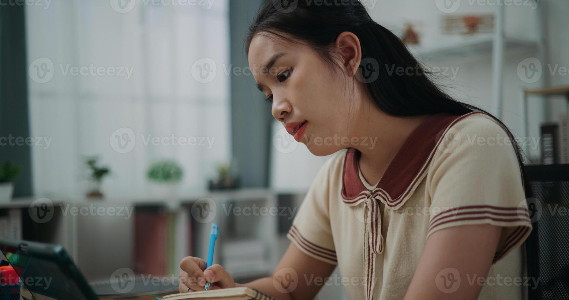 seletivo foco, fêmea escritor sentado às escrivaninha pensando idéia segurando caneta fazer notas dentro diário enquanto trabalhando em tábua para conectados Aprendendo às lar, criativo pensamentos para registro no diário foto