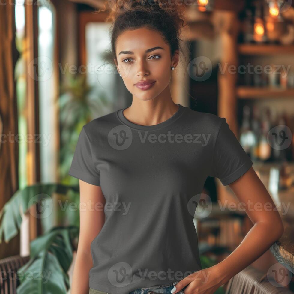 ai gerado confiante jovem mulher modelagem uma casual cinzento camiseta brincar dentro de casa. foto