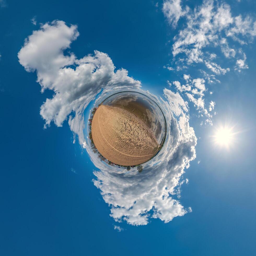 simples minúsculo planeta sem edifícios dentro azul céu com lindo nuvens. transformação do esférico panorama 360 graus. esférico abstrato aéreo visualizar. curvatura do espaço. foto