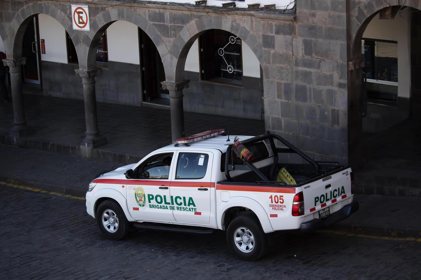 cusco, Peru, 2015 - nacional polícia carro estacionado dentro praça sul América foto