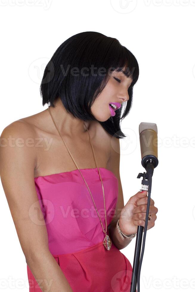 atraente magro Preto mulher cantando condensador microfone foto