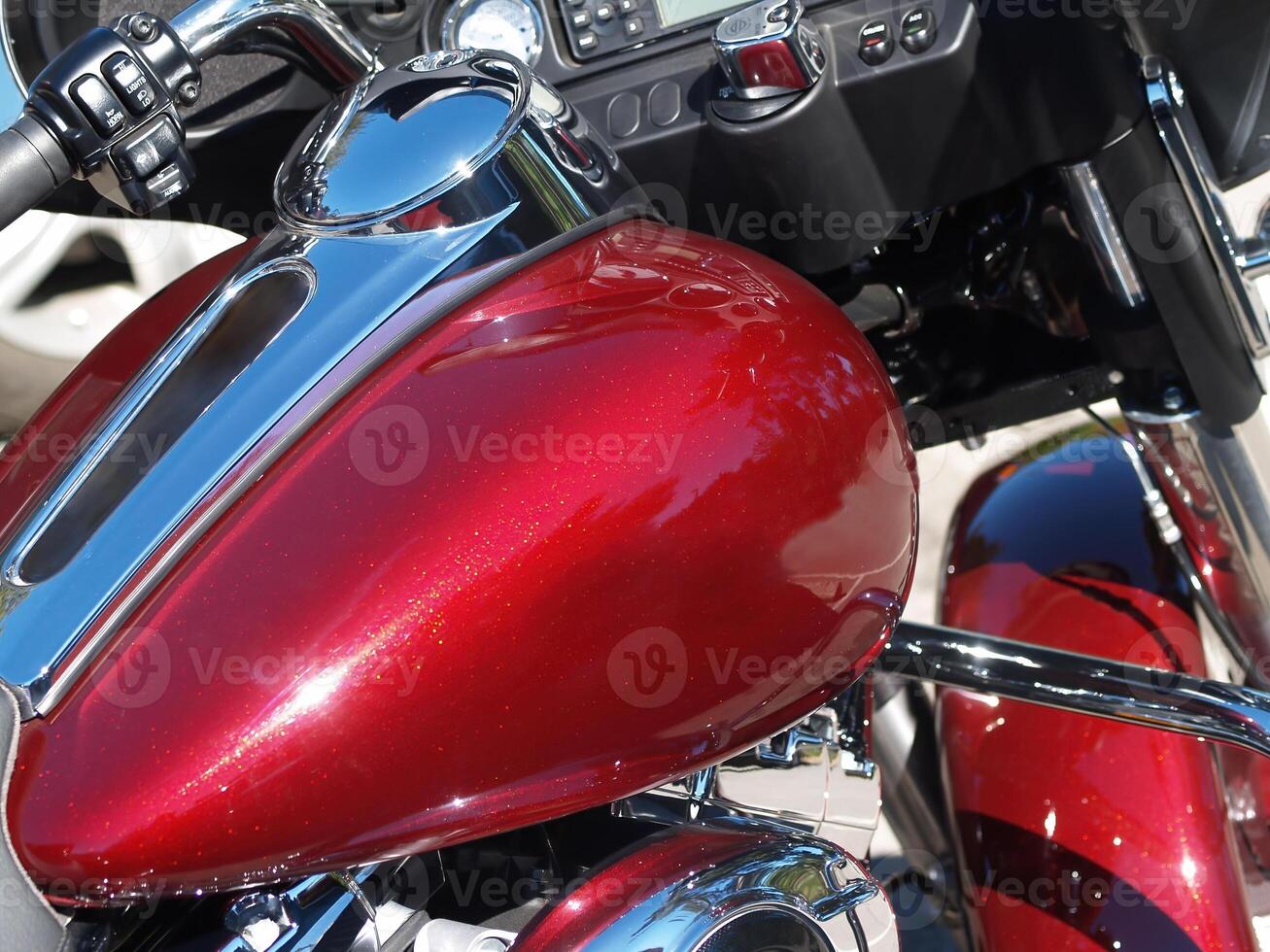 justa tiro do motocicleta detalhe vermelho gás tanque foto