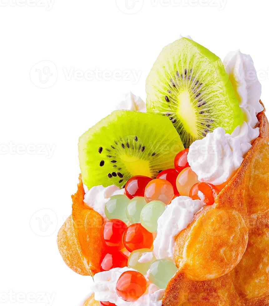 bolha waffle com kiwi, bolha chá e açoitado creme foto