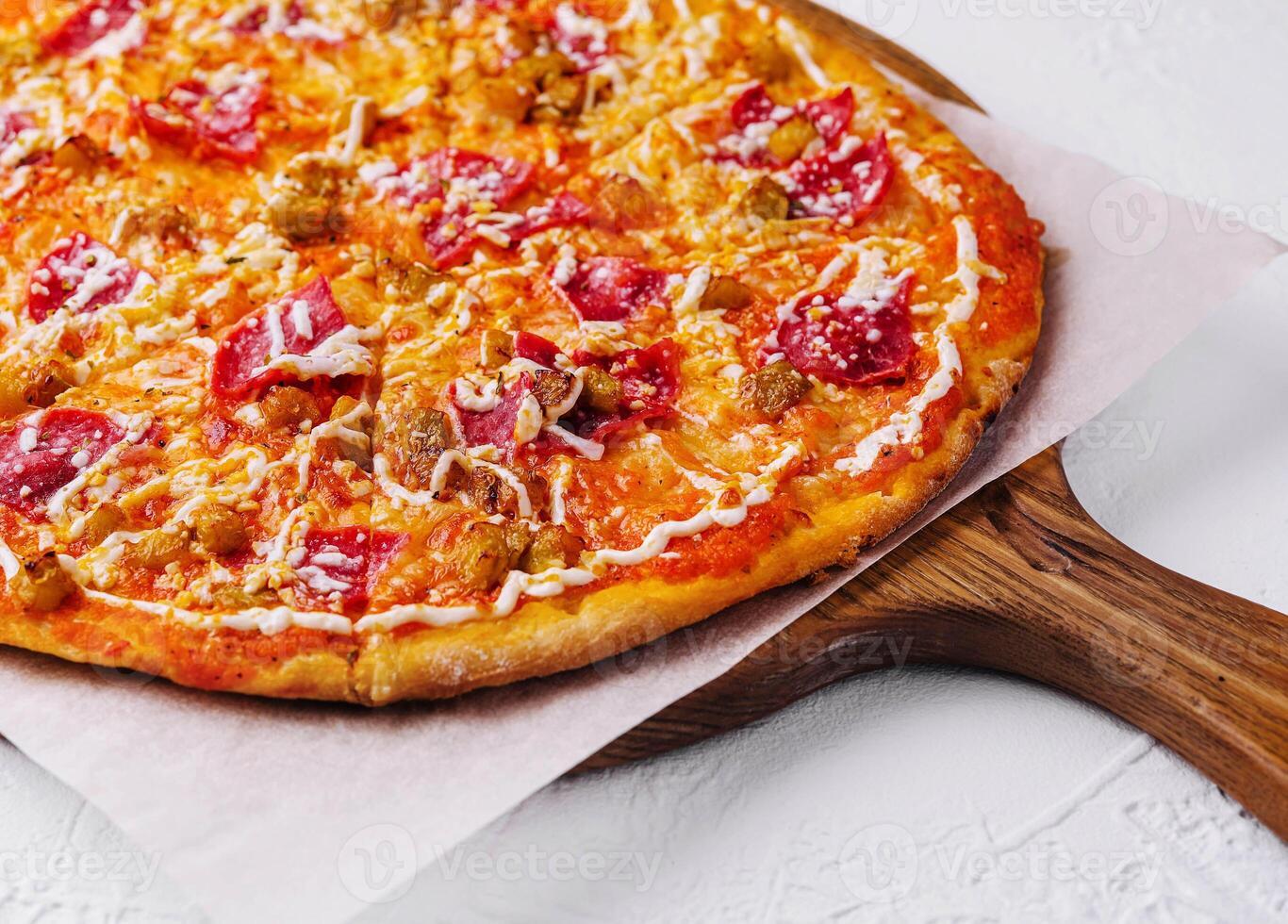 calabresa pizza com linguiça em madeira fundo foto