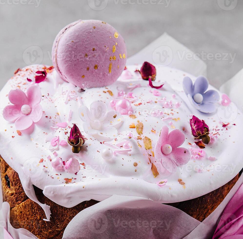 Bolinho com branco gelo e macarons foto