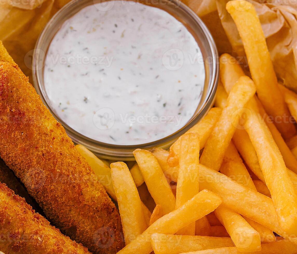 francês fritas e frito frango pepitas foto