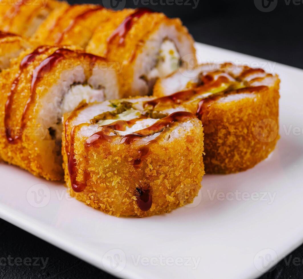 caloroso tempura Sushi rolos fechar acima foto