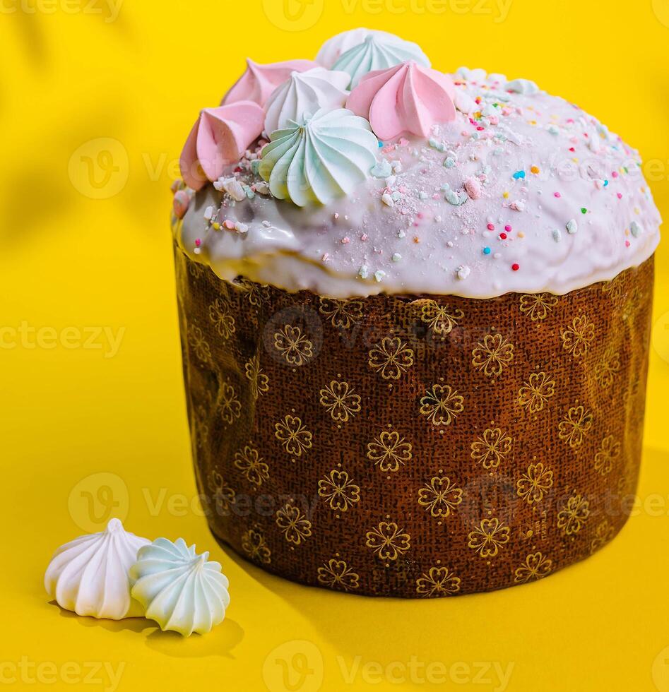 tradicional Páscoa bolos com merengue em amarelo fundo foto